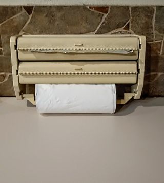 Suporte triplo para rolos de cozinha