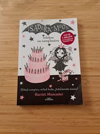 Isadora Moon celebra su cumpleaños / Isadora Moon Has a Birthday (Spanish Edition)