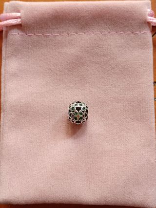 Charm redondo trébol plata