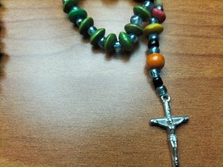Rosario de madera de colores