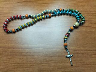 Rosario de madera de colores