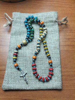 Rosario de madera de colores