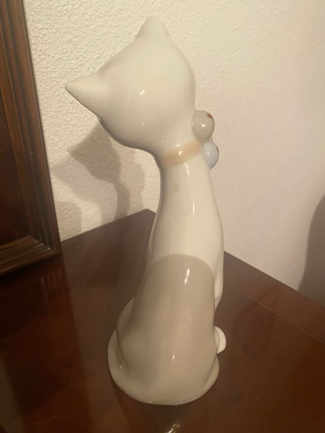 Figura de porcelana de gato