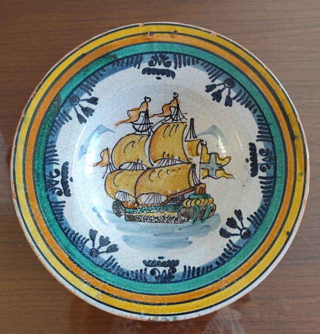 Antiguo plato de cerámica decorativo