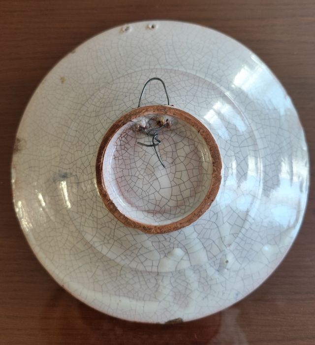 Antiguo plato de cerámica decorativo