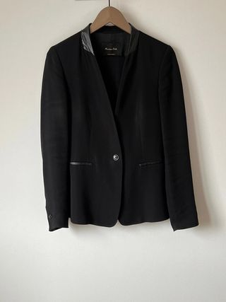 Traje Massimo Dutti negro con detalles en piel