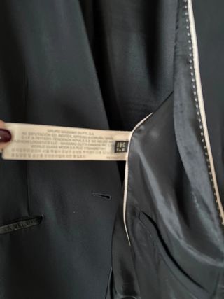Traje Massimo Dutti negro con detalles en piel