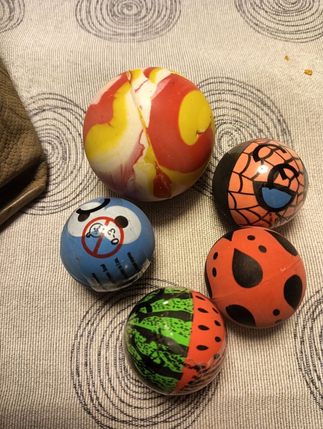 5 pelotas saltarinas