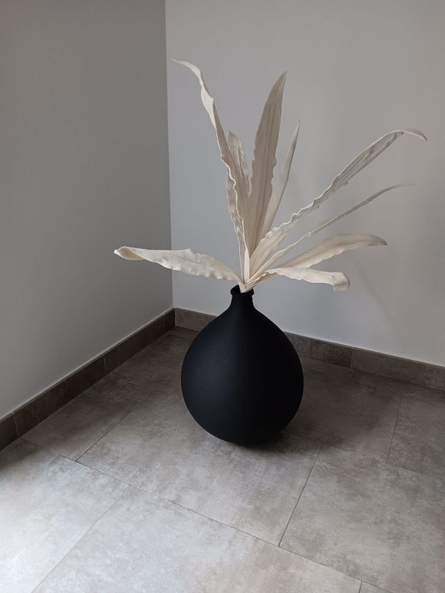 Bombonas pintadas en negro