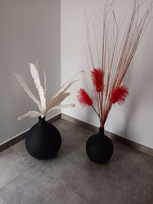 Bombonas pintadas en negro