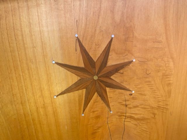 Cama y mesitas de madera maciza única