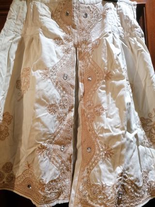 Falda midi con bordados de Pilar Cordero