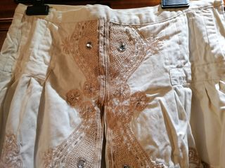 Falda midi con bordados de Pilar Cordero