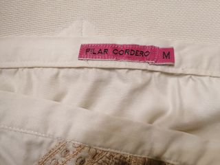 Falda midi con bordados de Pilar Cordero