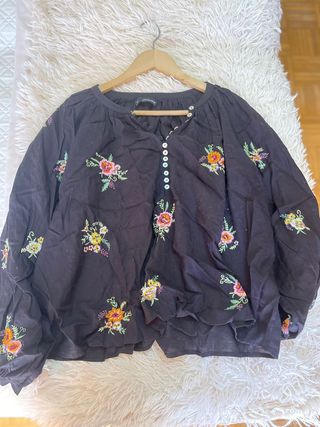 Camisa negra bordada
