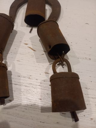 Campanas de viento antiguas con herradura vintage