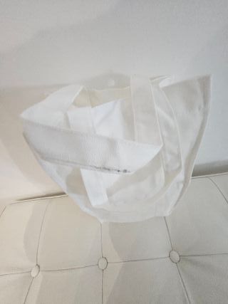 mini totebag Gucci bianca, logo tono su tono