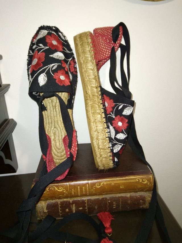 Alpargatas con flores bordadas. 39