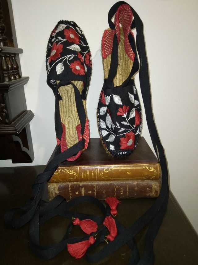 Alpargatas con flores bordadas. 39