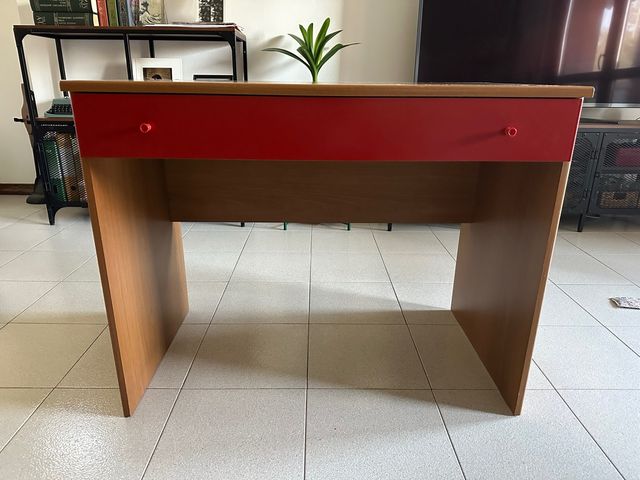 Scrivania con cassetto rosso
