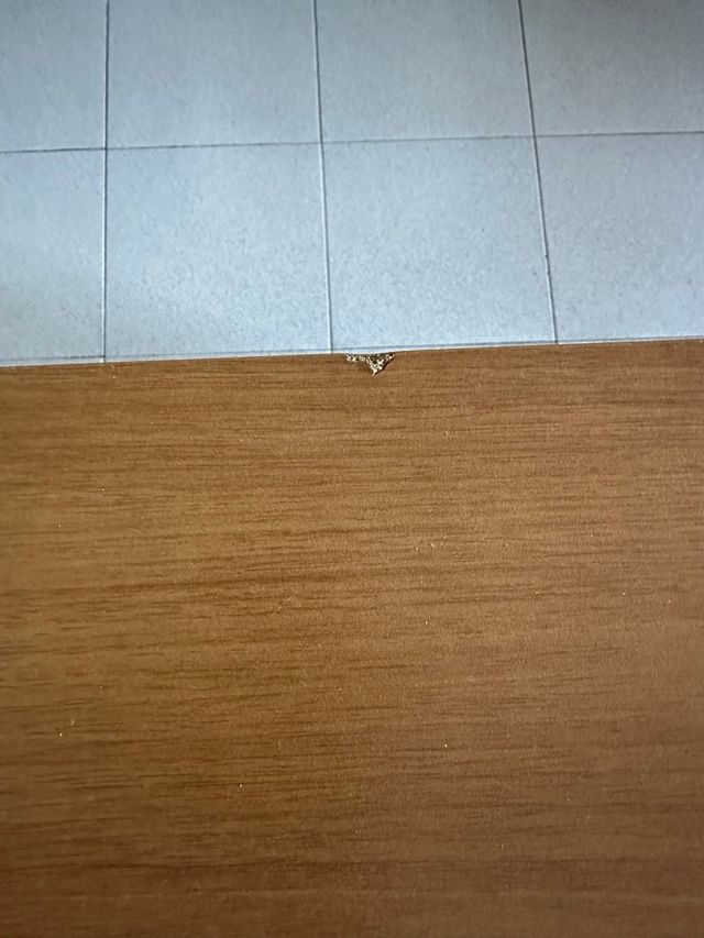 Scrivania con cassetto rosso