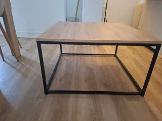 Mesa de centro de madera y metal.