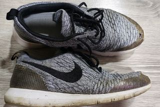 Bambas Nike Roshe NM Flykni gris