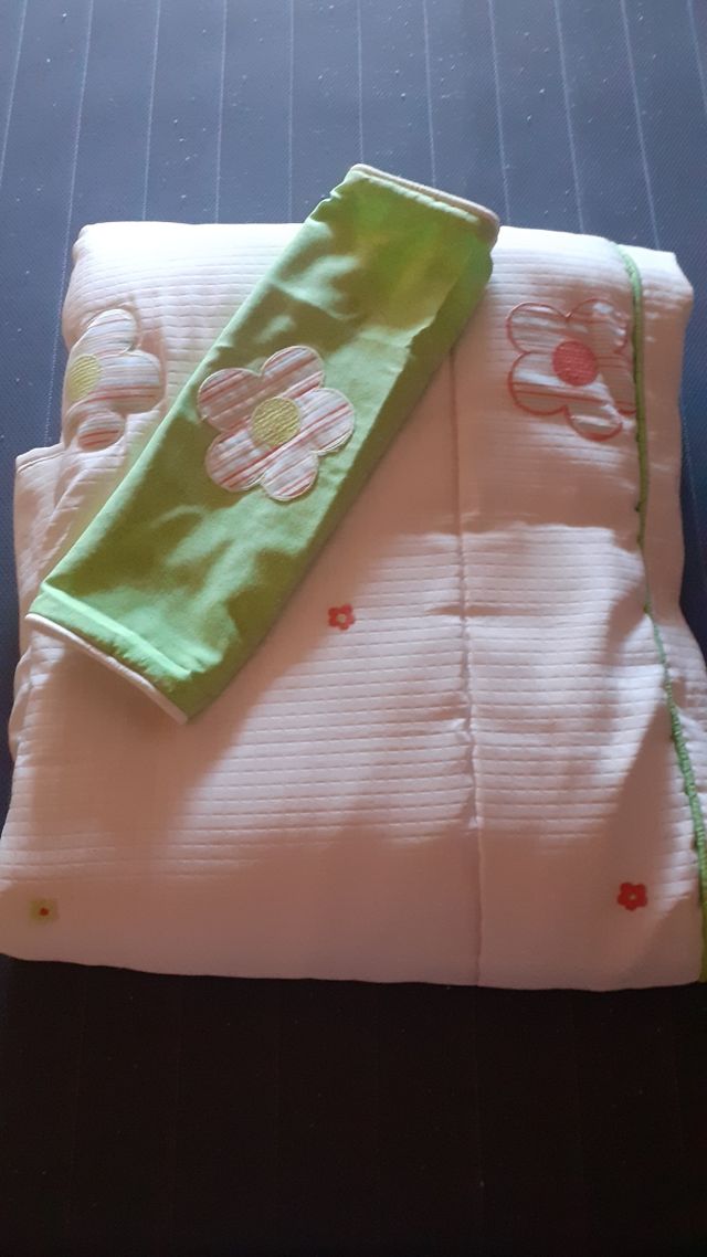 Edredón de cama de 90 con su cojín verde