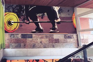 grafitero muralista pintor fachada local cartel