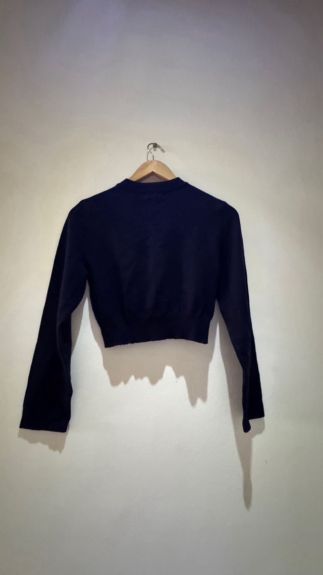 Camisola azul escuro da marca coreana