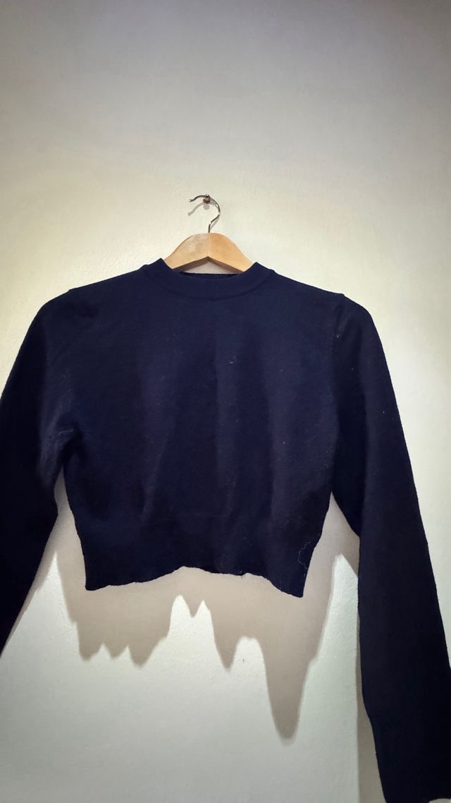 Camisola azul escuro da marca coreana