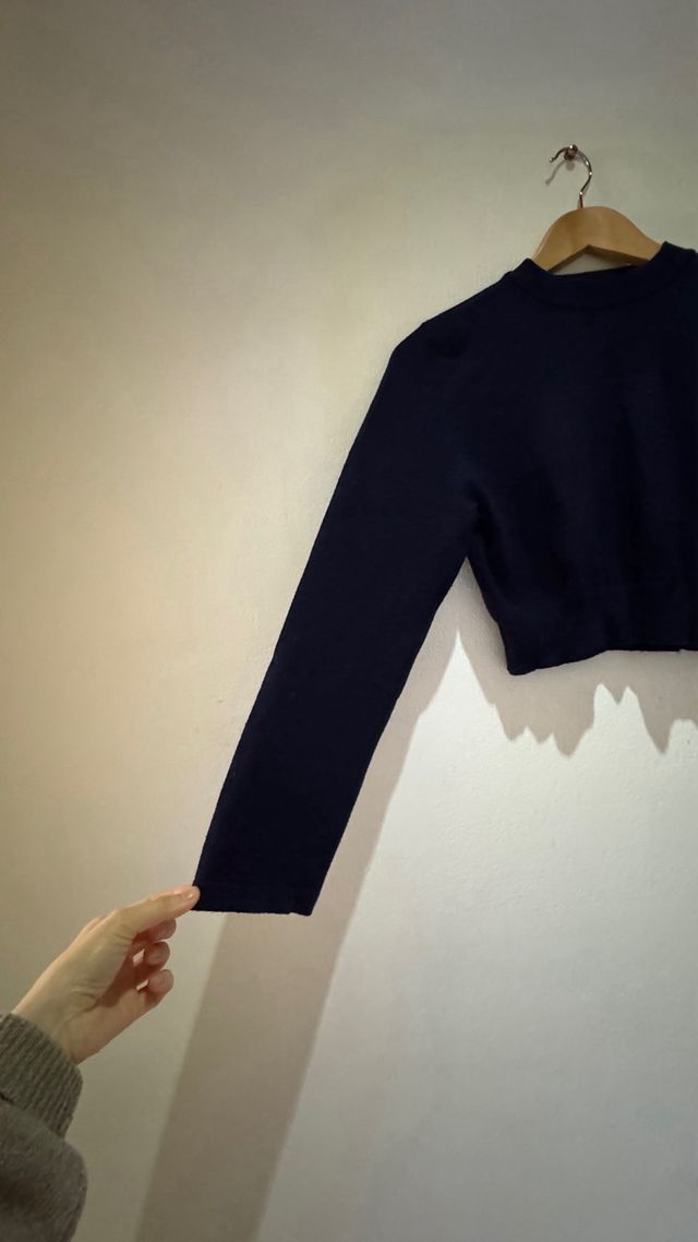 Camisola azul escuro da marca coreana