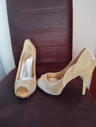 Zapatos tacón dorados