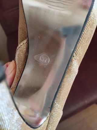 Zapatos tacón dorados