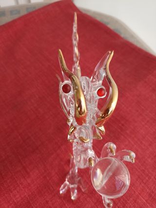 Figura de cristal dragón pintada oro