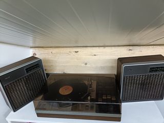 Precioso Tocadiscos con Altavoces. 