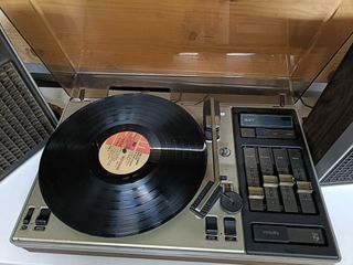 Precioso Tocadiscos con Altavoces. 