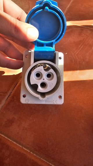 Dos bases de enchufe hembra