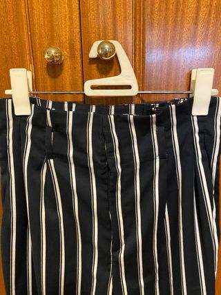 Pantalones de pinzas y rayas blancas 