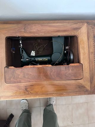 Máquina de coser Refrey antigua