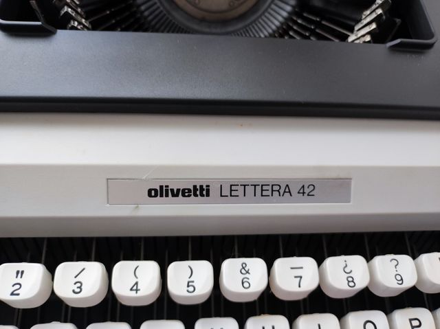 Máquina de escribir olivetti lettera 42