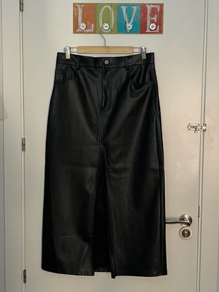 Falda midi piel sintética de Pull and bear