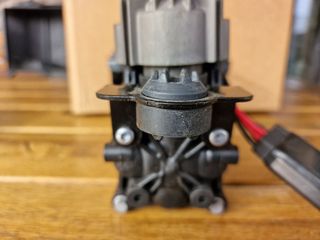 COMPRESOR DE SUSPENSION NEUMATICA TESLA 