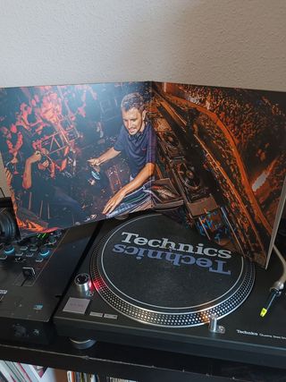 Dimitri Vegas Vinyl Only – Live At Tomorrowland