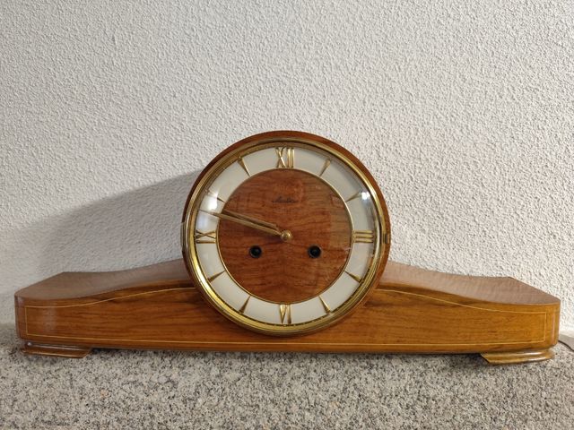 Antiguo reloj de chimenea o sobremesa