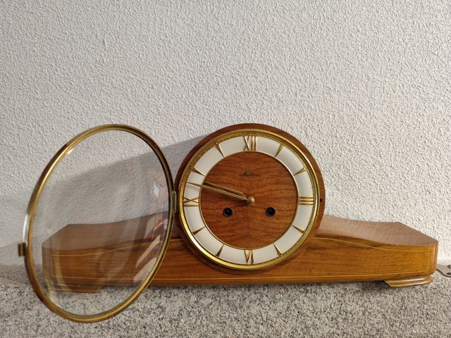 Antiguo reloj de chimenea o sobremesa