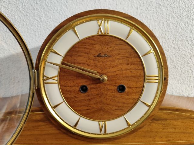 Antiguo reloj de chimenea o sobremesa