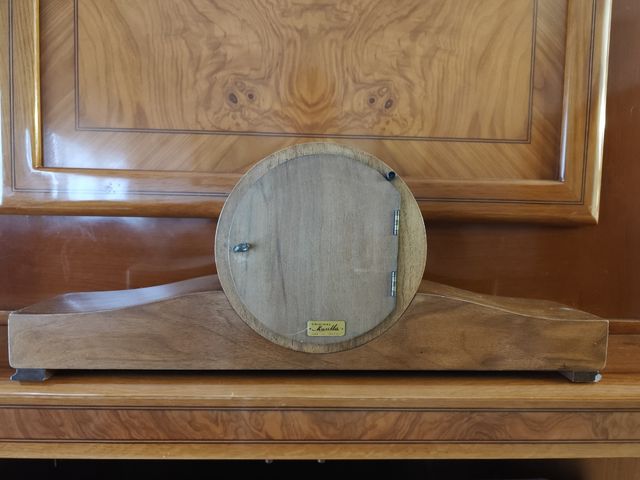 Antiguo reloj de chimenea o sobremesa