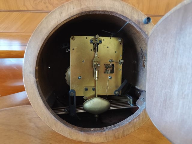 Antiguo reloj de chimenea o sobremesa