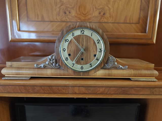 Antiguo reloj de sobremesa o chimenea